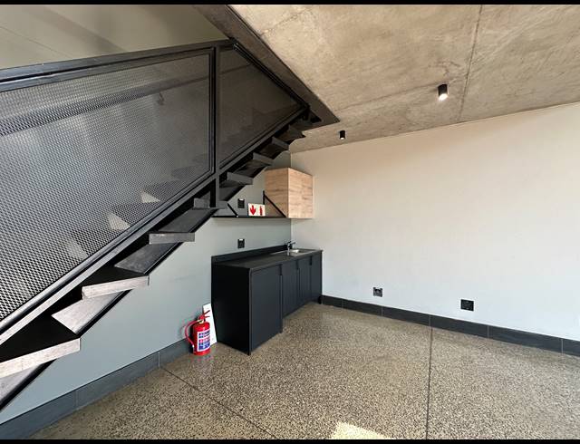 51M² OFFICE TO LET IN ROOIHUISKRAAL NORTH